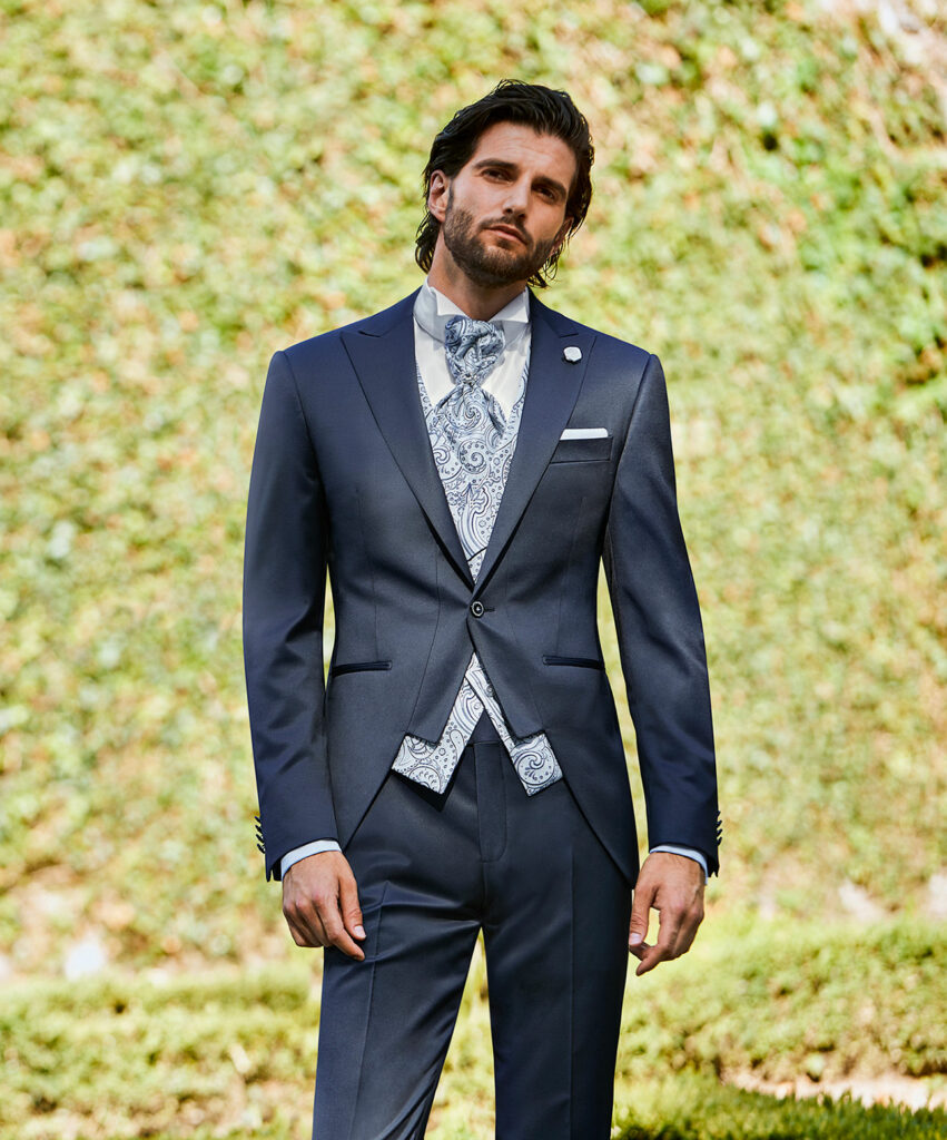 abito-blu-collo-a-lancia-con-gilet-damascato