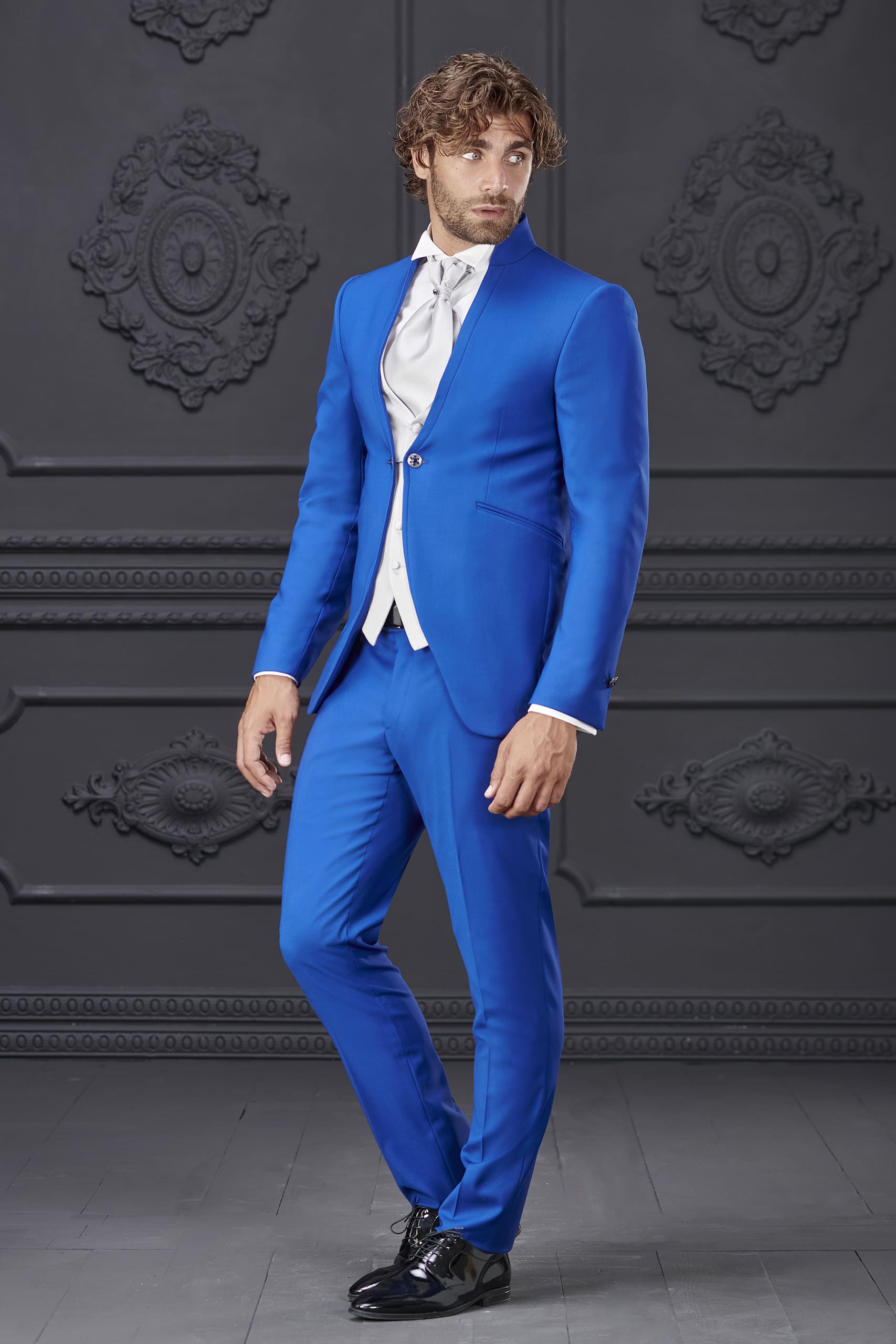 abito giuseppe rocchini nero con bottoni laterali e gilet rosso damascato abito giuseppe rocchini nero con bottoni laterali e gilet rosso damascato
