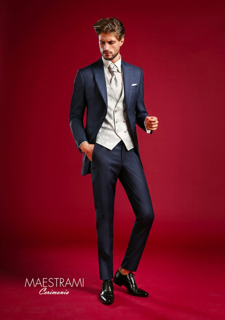 abito-lungo-blu-liscio-con-gilet-chiaro-maestrami