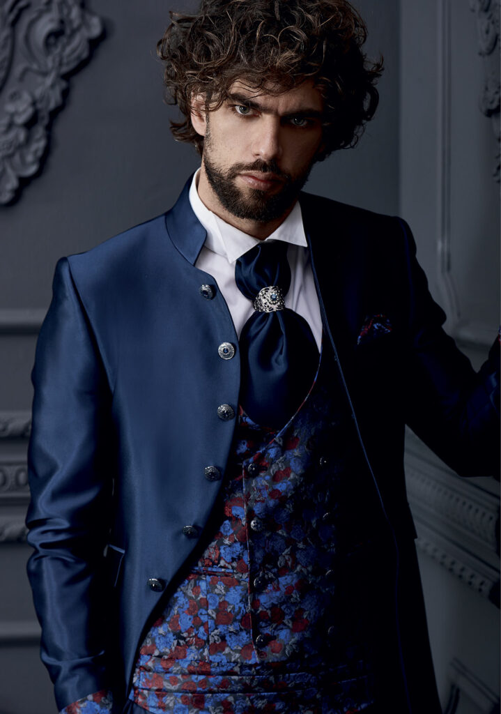 abito-lungo-con-bottoni-laterali-blu-gilet-damascato-rosso