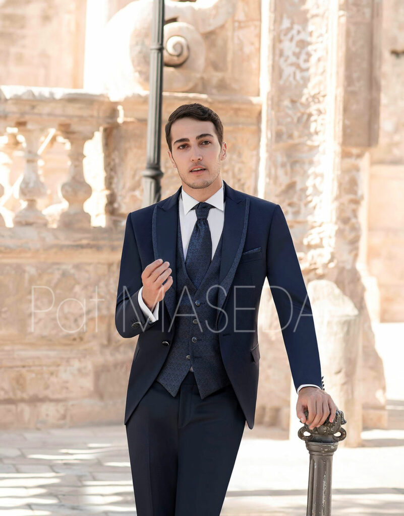 giacca-blu-collo-a-lancia-con-bordino-damascato-pat-maseda