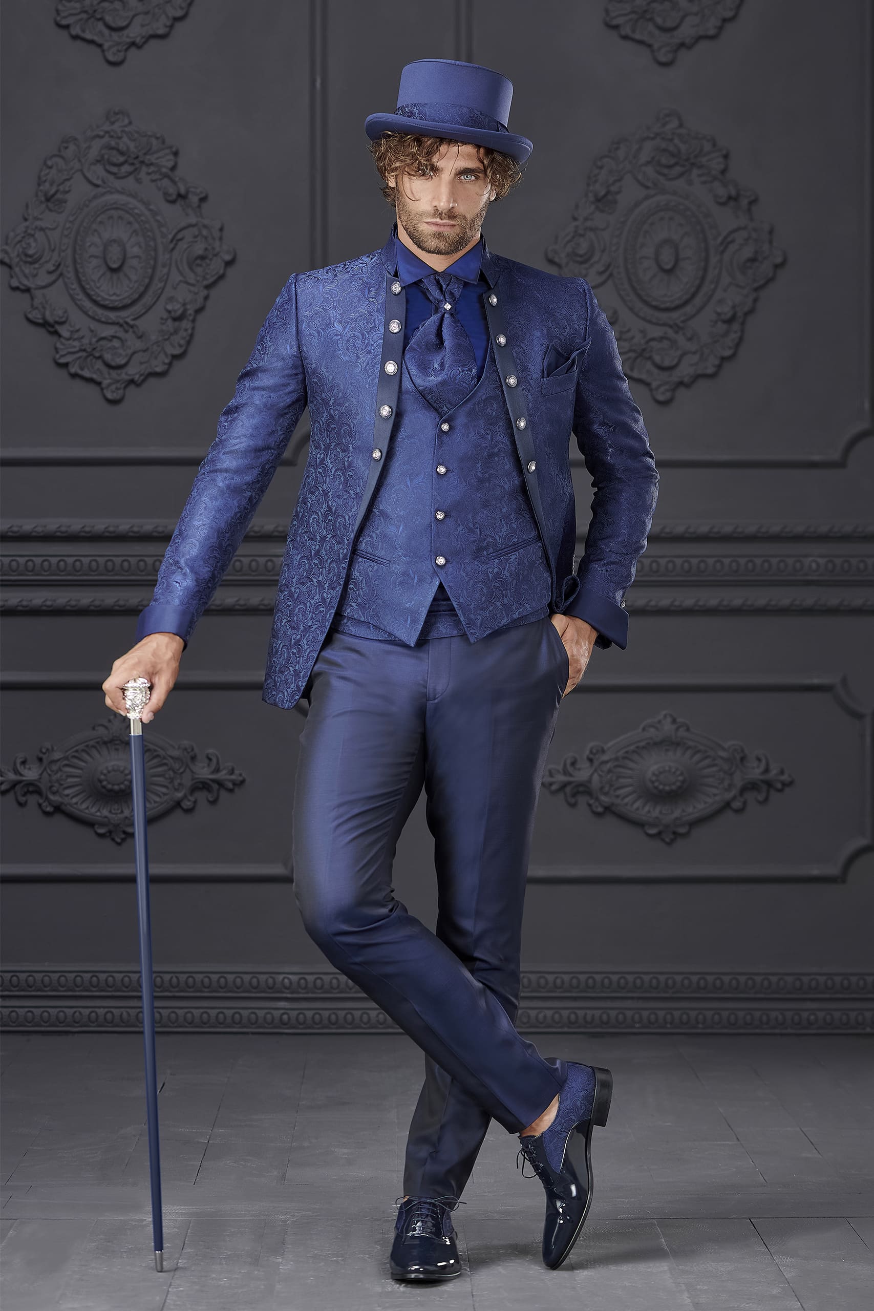 abito giuseppe rocchini nero con bottoni laterali e gilet rosso damascato abito giuseppe rocchini nero con bottoni laterali e gilet rosso damascato
