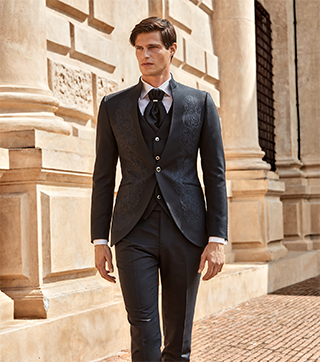 abito giuseppe rocchini nero con bottoni laterali e gilet rosso damascato abito giuseppe rocchini nero con bottoni laterali e gilet rosso damascato