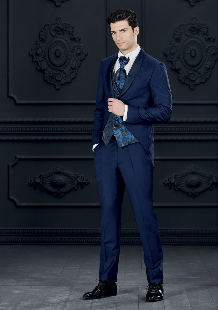 smoking-blu-elettrico-con-gilet-floreale